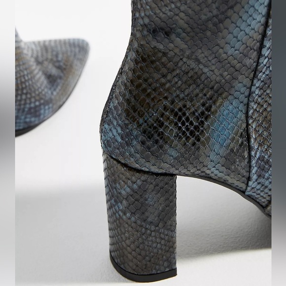 Anthropologie‎ Chio Blue Snake Print Ankle Boot Booties, Size 40 - Picture 4 of 11